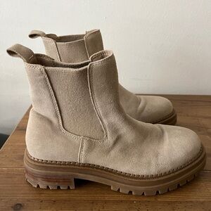 MUST GO TODAY: Steve Madden beige “Chelsy” Chelsea boot